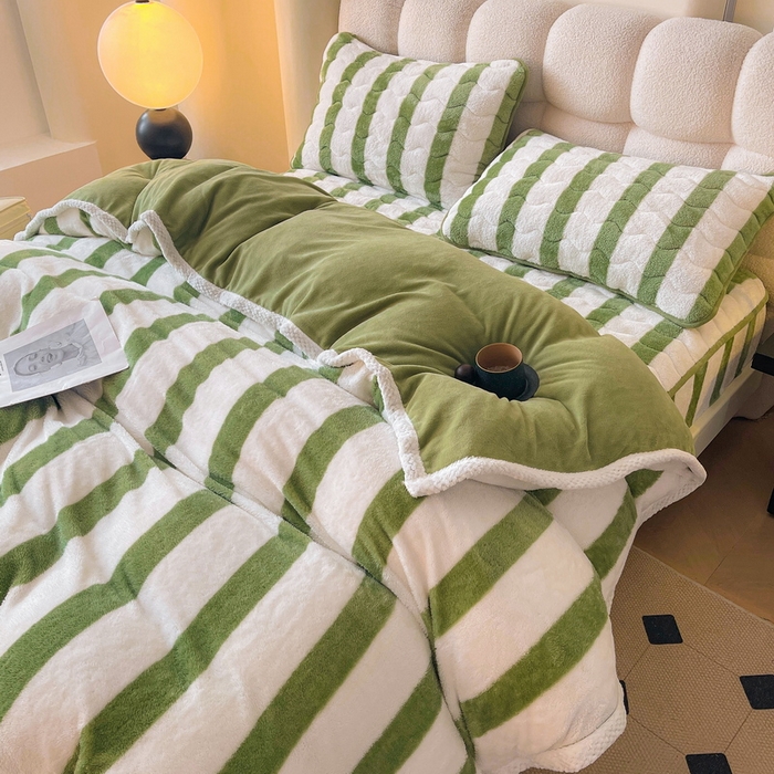 91家纺网 家纺一手货源 找家纺 2024新款A类北极绒格子-条纹系列宽包边加厚被套（暖光图） 条纹-豆绿