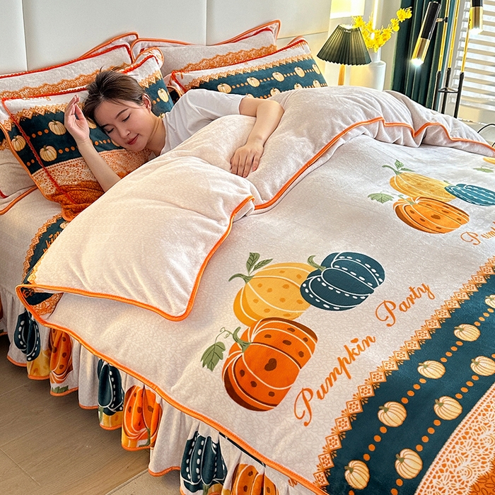 91家纺网 家纺一手货源 找家纺 富缦庭 2024新款8-9斤小包边床裙款牛奶绒印花四件套 南瓜派