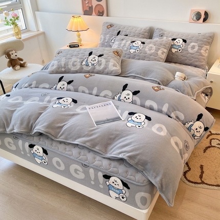 91家纺网 家纺一手货源 找家纺 2024秋冬A类牛奶绒加厚夹棉床笠+牛奶绒被套四件套字母狗