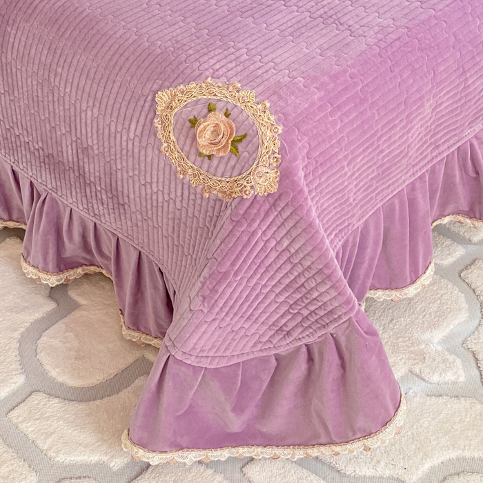 91家纺网 家纺一手货源 找家纺 胜权家纺 2024秋冬新款婴儿绒夹棉圆角花边简约风纯色牛奶绒床盖三件套 流绪花梦紫