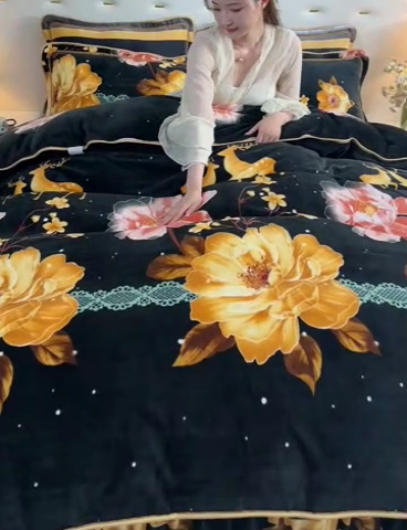 91家纺网 家纺一手货源 找家纺 阿亮家居 2024新款8.5斤保暖牛奶绒金貂绒床裙款四件套 花语庭