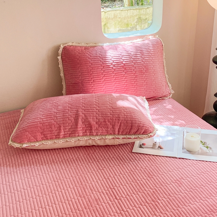 91家纺网 家纺一手货源 找家纺 （总）胜权家纺 2024秋冬新款婴儿绒夹棉圆角花边简约风纯色牛奶绒床盖三件套