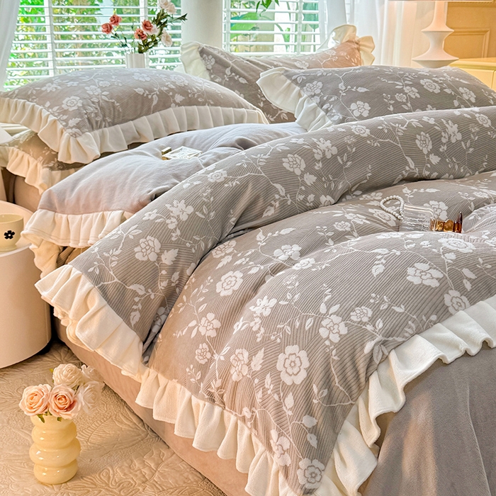 91家纺网 家纺一手货源 找家纺 大麦家纺 204新款高克重雕花牛奶绒四件套-爱丽丝 爱丽丝-浅灰