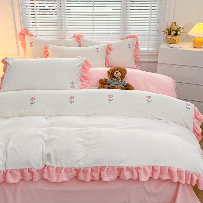 91家纺网 家纺一手货源 找家纺 金麦家纺 2024新款花边款牛奶绒四件套 粉色花朵