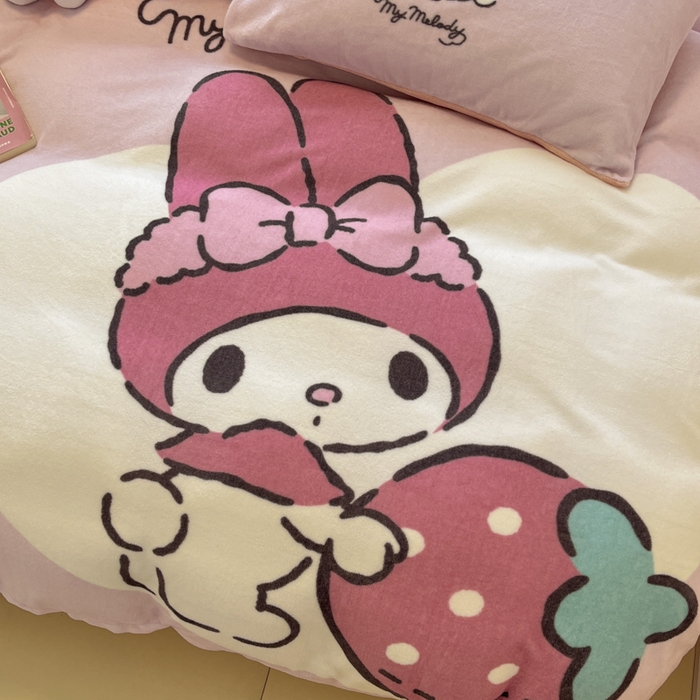 91家纺网 家纺一手货源 找家纺 金爱家 2024新款三丽鸥大版加厚牛奶绒四件套-第二批 绒R草莓美乐蒂