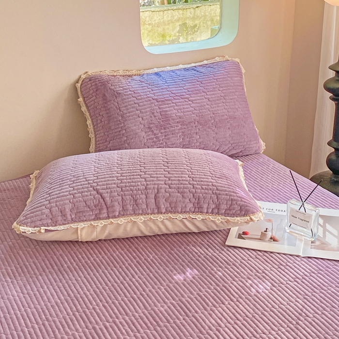 91家纺网 家纺一手货源 找家纺 胜权家纺 2024秋冬新款婴儿绒夹棉圆角花边简约风纯色牛奶绒床盖三件套 流绪花梦紫