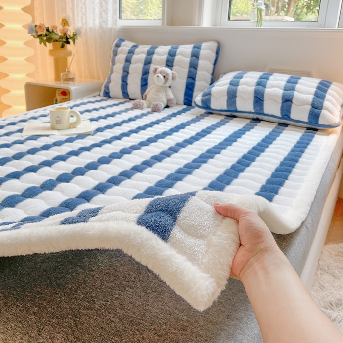 91家纺网 家纺一手货源 找家纺 2024秋冬加厚床垫床褥子北极绒印花泰迪绒床褥床护垫三件套-160g夹棉 条纹-高贵蓝
