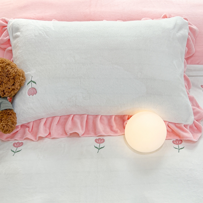 91家纺网 家纺一手货源 找家纺 金麦家纺 2024新款花边款牛奶绒四件套 粉色花朵