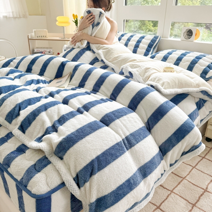 91家纺网 家纺一手货源 找家纺 2024新款A类北极绒格子-条纹系列宽包边加厚被套（自然光图） 条纹-高贵蓝