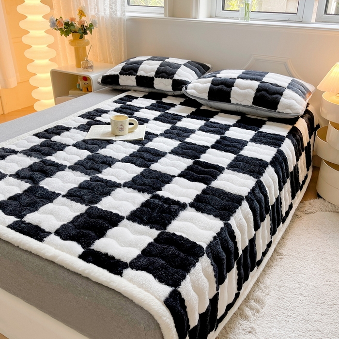 91家纺网 家纺一手货源 找家纺 2024秋冬加厚床垫床褥子北极绒印花泰迪绒床褥床护垫三件套-160g夹棉 棋盘格-黑白