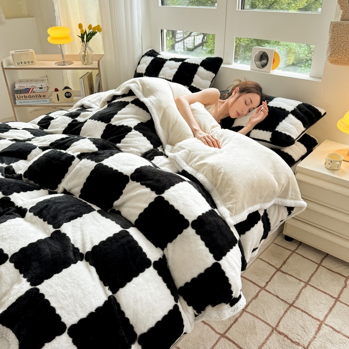 91家纺网 家纺一手货源 找家纺 2024新款A类北极绒格子-条纹系列宽包边加厚被套（自然光图） 棋盘格-黑白