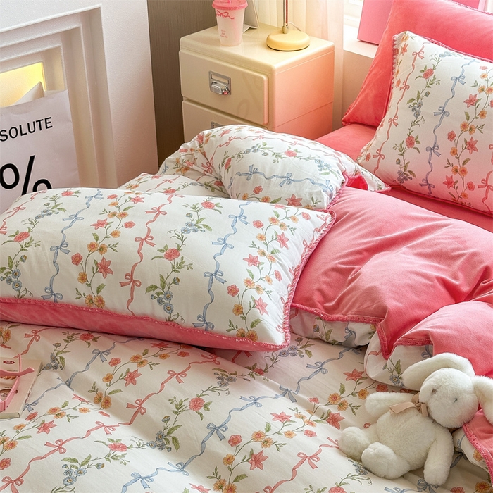 91家纺网 家纺一手货源 找家纺 2025新款三角针贝壳边棉加牛奶绒工艺款四件套 花蔓