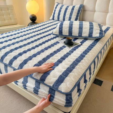 91家纺网 家纺一手货源 找家纺 （总）2024秋冬北极绒加厚夹棉床笠三件套印花泰迪绒床垫保护套罩-格子条纹系（暖光图）