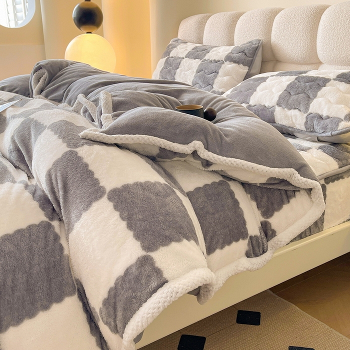 91家纺网 家纺一手货源 找家纺 2024新款A类北极绒格子-条纹系列宽包边加厚被套（暖光图） 棋盘格-灰色