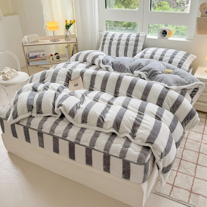 91家纺网 家纺一手货源 找家纺 2024新款A类北极绒格子-条纹系列宽包边加厚被套（自然光图） 条纹-灰色