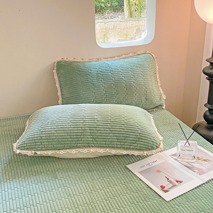 91家纺网 家纺一手货源 找家纺 胜权家纺 2024秋冬新款婴儿绒夹棉圆角花边简约风纯色牛奶绒床盖三件套 流绪花梦绿