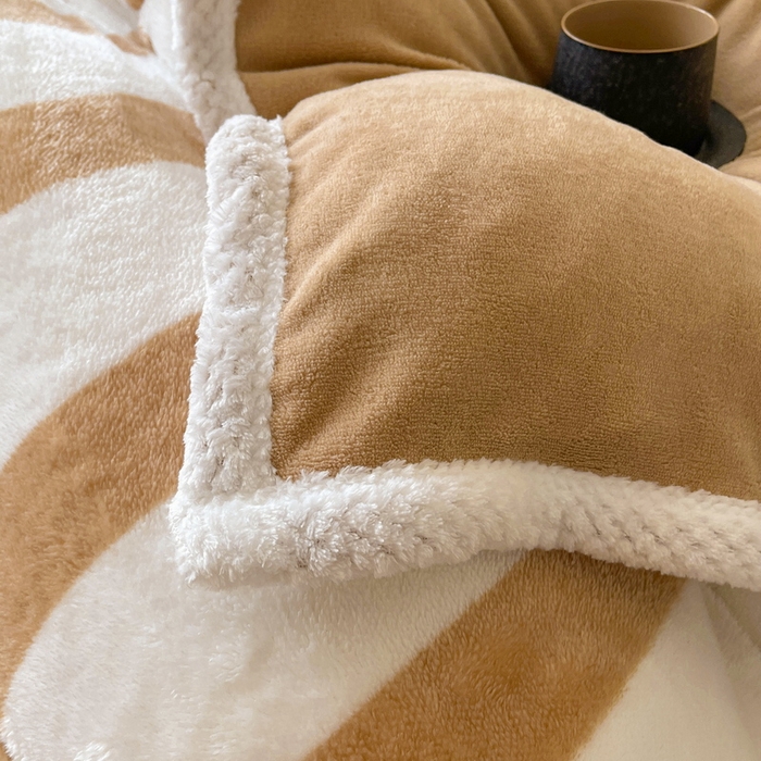 91家纺网 家纺一手货源 找家纺 2024新款A类北极绒格子-条纹系列宽包边加厚被套（暖光图） 条纹-奶咖