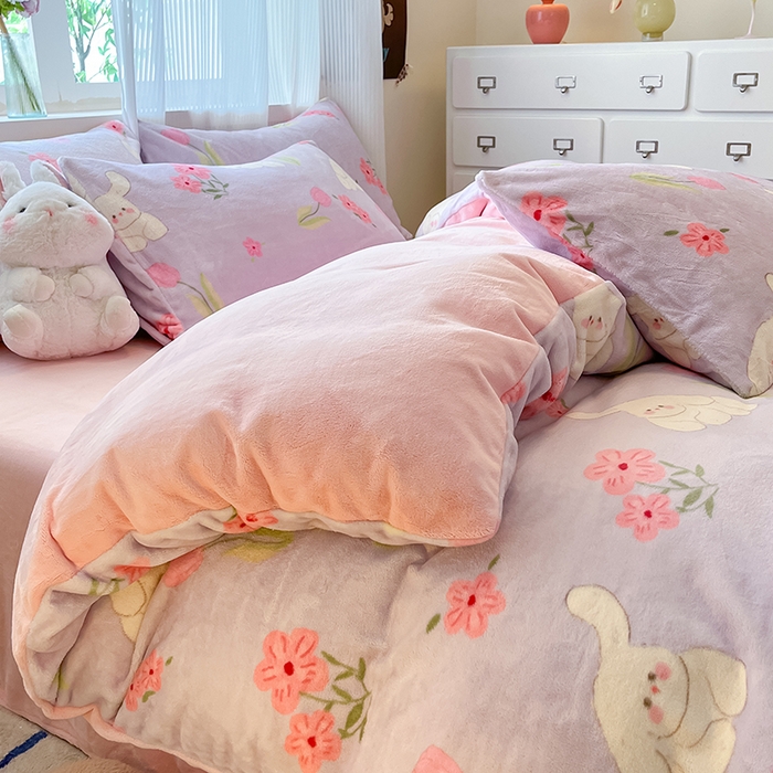 91家纺网 家纺一手货源 找家纺 慕澄家纺 2024新款小清新可爱印花牛奶绒加厚保暖四件套 花丛嬉戏