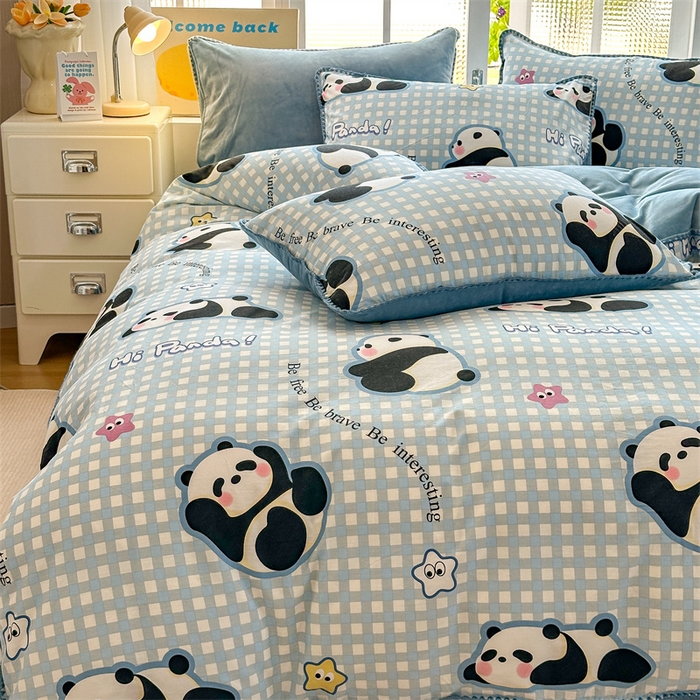 91家纺网 家纺一手货源 找家纺 2025新款三角针贝壳边棉加牛奶绒工艺款四件套 蓝格熊猫