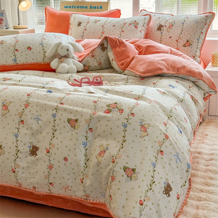 91家纺网 家纺一手货源 找家纺 2025新款三角针贝壳边棉加牛奶绒工艺款四件套 花香小兔