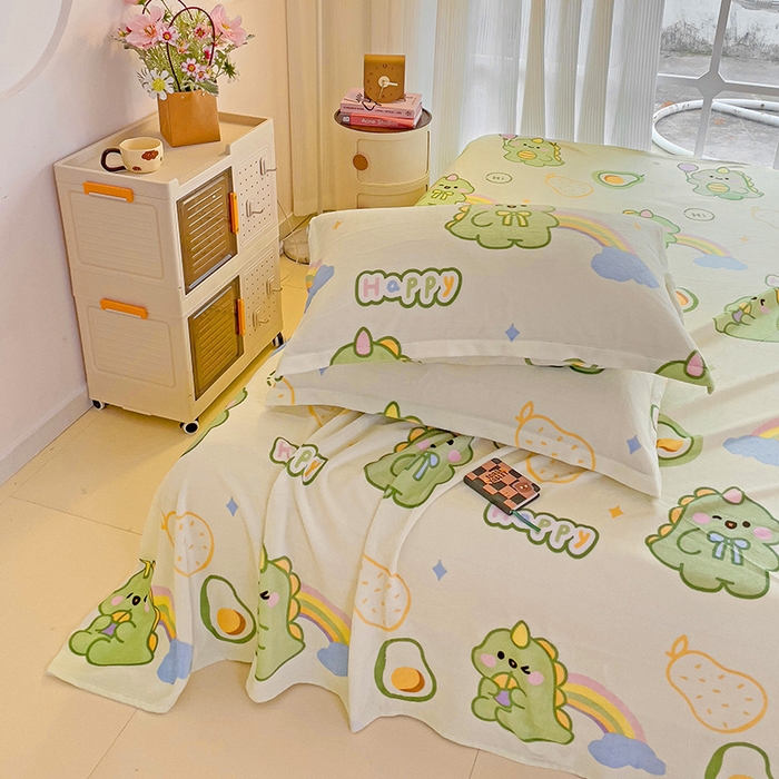 91家纺网 家纺一手货源 找家纺 名兮家居 2024新款时尚卡通风高克重牛奶绒床单-盖毯 彩虹奶龙