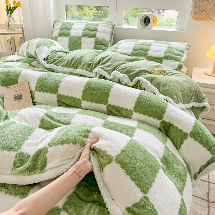 91家纺网 家纺一手货源 找家纺 2024新款A类北极绒格子-条纹系列宽包边加厚被套（自然光图） 棋盘格-豆绿