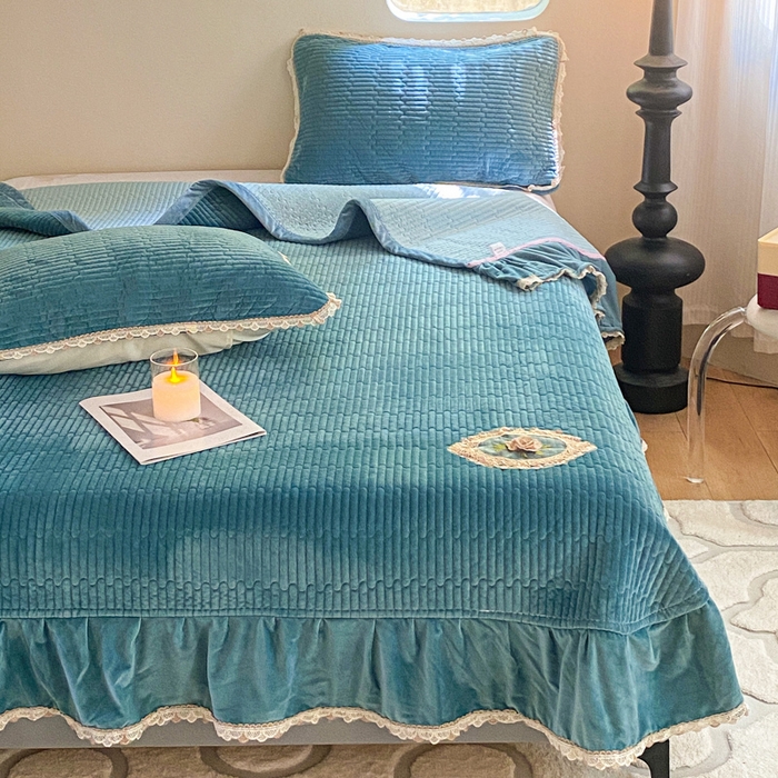 91家纺网 家纺一手货源 找家纺 胜权家纺 2024秋冬新款婴儿绒夹棉圆角花边简约风纯色牛奶绒床盖三件套 流绪花梦蓝