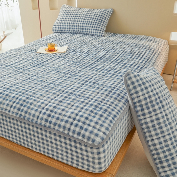 91家纺网 家纺一手货源 找家纺 2024秋冬北极绒加厚夹棉床笠三件套印花泰迪绒床垫保护套罩-无印风系列 蓝小格