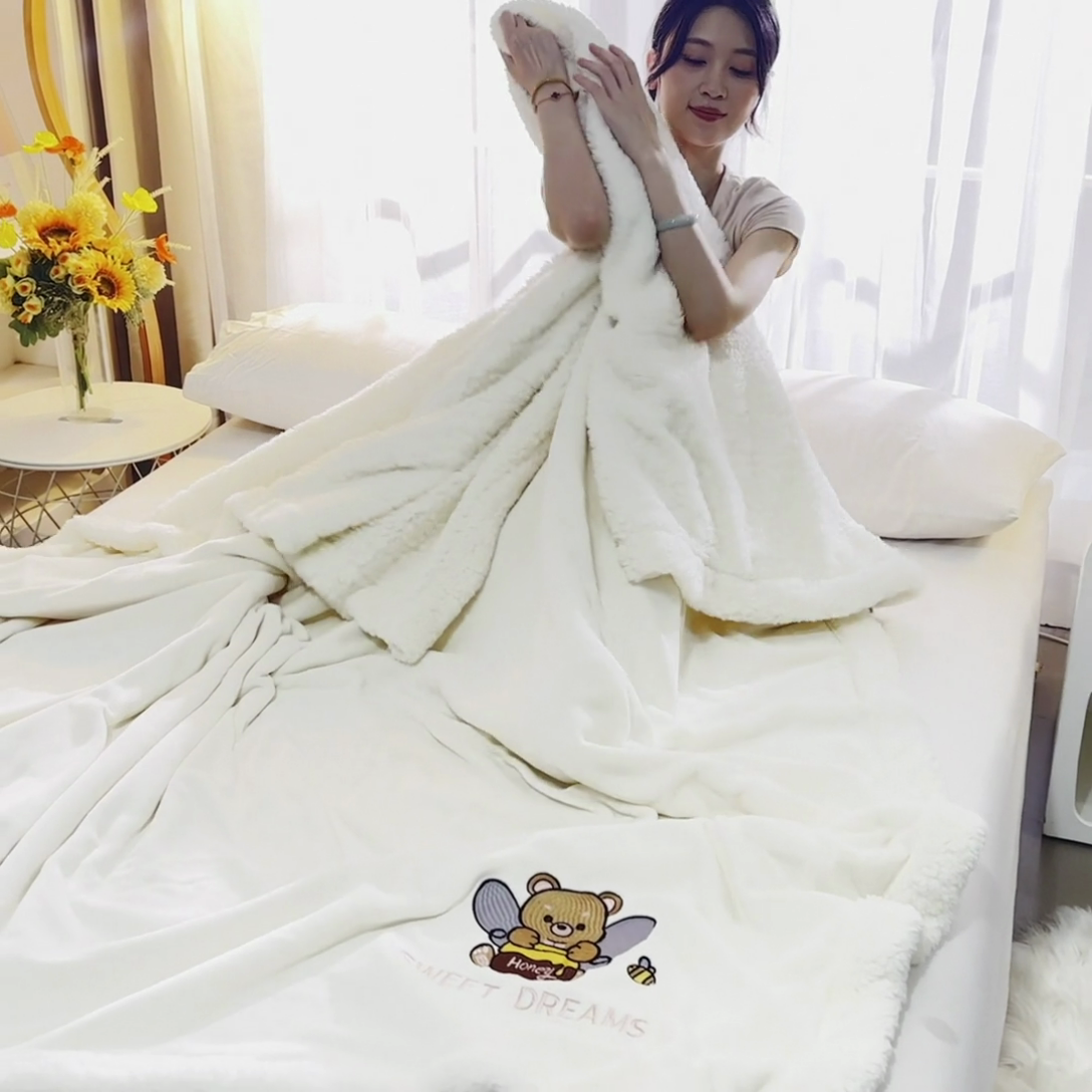91家纺网 家纺一手货源 找家纺 2025新款毛毯AB版牛奶绒+羊羔绒毯子复合多功能午睡毯 美梦-奶昔白