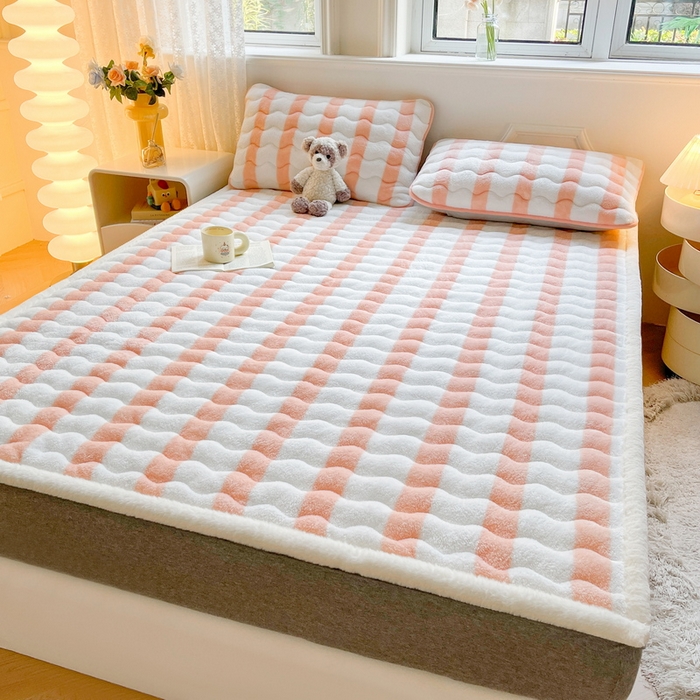 91家纺网 家纺一手货源 找家纺 2024秋冬加厚床垫床褥子北极绒印花泰迪绒床褥床护垫三件套-160g夹棉 条纹-粉玉