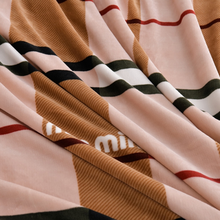 91家纺网 家纺一手货源 找家纺 阿亮家居 2024新款8.5斤保暖牛奶绒金貂绒床裙款四件套 经典条格