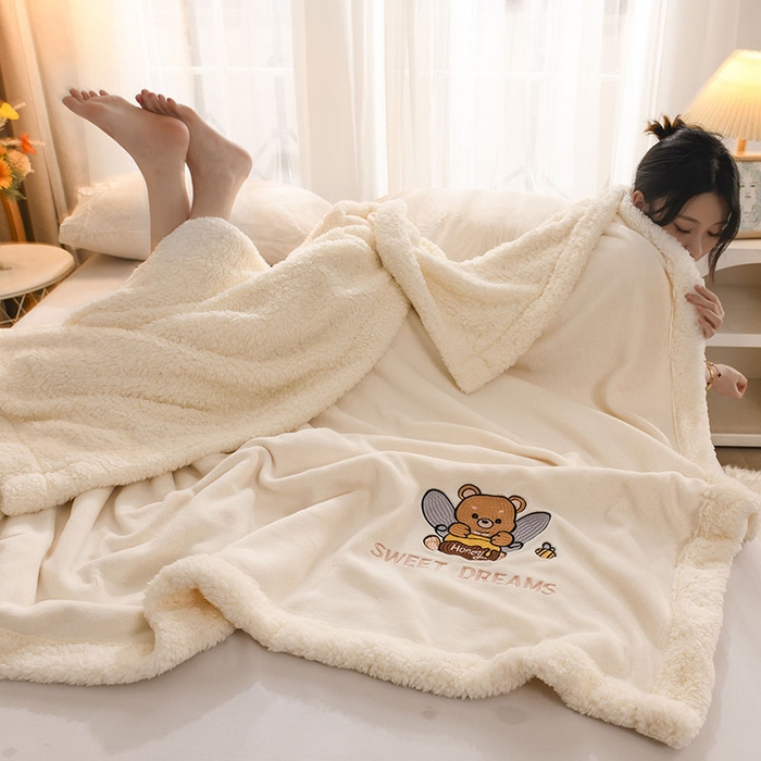 91家纺网 家纺一手货源 找家纺 2025新款毛毯AB版牛奶绒+羊羔绒毯子复合多功能午睡毯 美梦-奶昔白