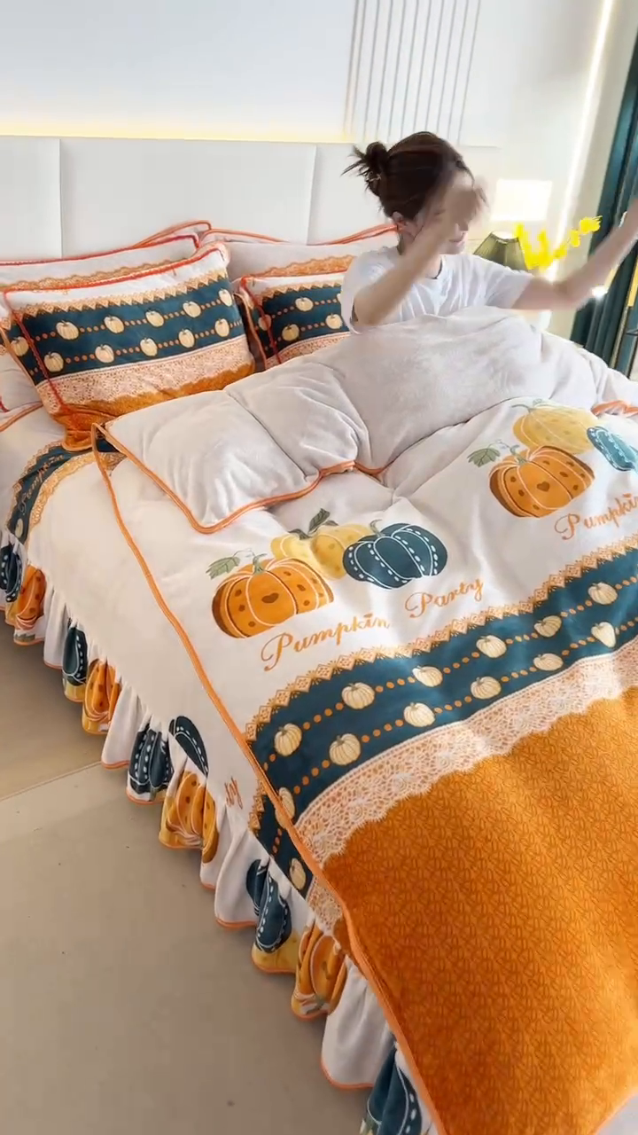 91家纺网 家纺一手货源 找家纺 富缦庭 2024新款8-9斤小包边床裙款牛奶绒印花四件套 南瓜派