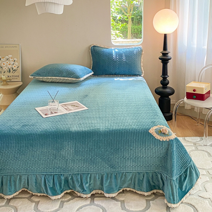 91家纺网 家纺一手货源 找家纺 胜权家纺 2024秋冬新款婴儿绒夹棉圆角花边简约风纯色牛奶绒床盖三件套 流绪花梦蓝