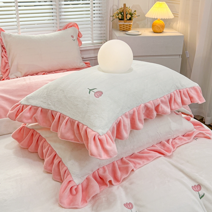 91家纺网 家纺一手货源 找家纺 金麦家纺 2024新款花边款牛奶绒四件套 粉色花朵