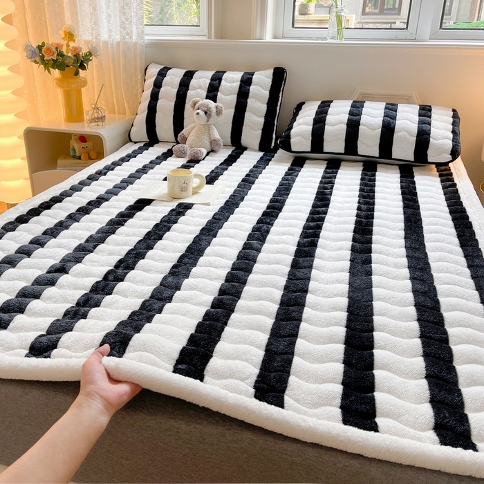 91家纺网 家纺一手货源 找家纺 2024秋冬加厚床垫床褥子北极绒印花泰迪绒床褥床护垫三件套-160g夹棉 条纹-黑色