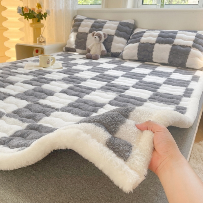 91家纺网 家纺一手货源 找家纺 2024秋冬加厚床垫床褥子北极绒印花泰迪绒床褥床护垫三件套-160g夹棉 棋盘格-灰色