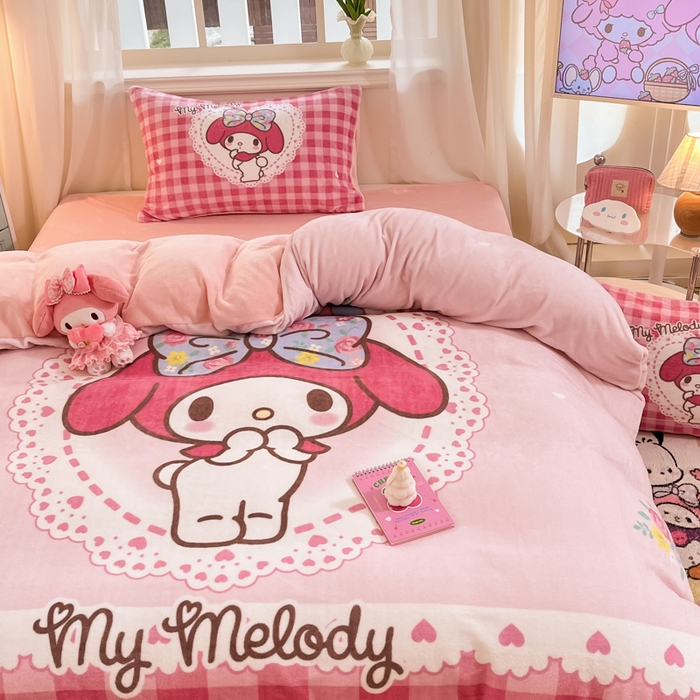 91家纺网 家纺一手货源 找家纺 金爱家 2024新款三丽鸥大版加厚牛奶绒四件套-第二批 绒大版-R粉黛美乐蒂