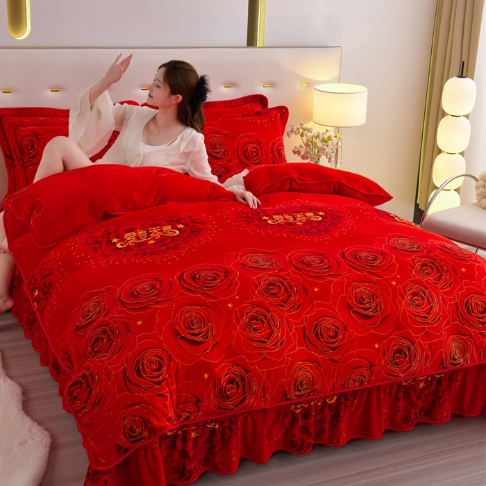 91家纺网 家纺一手货源 找家纺 阿亮家居 2024新款8.5斤保暖牛奶绒金貂绒床裙款四件套 爱有天意