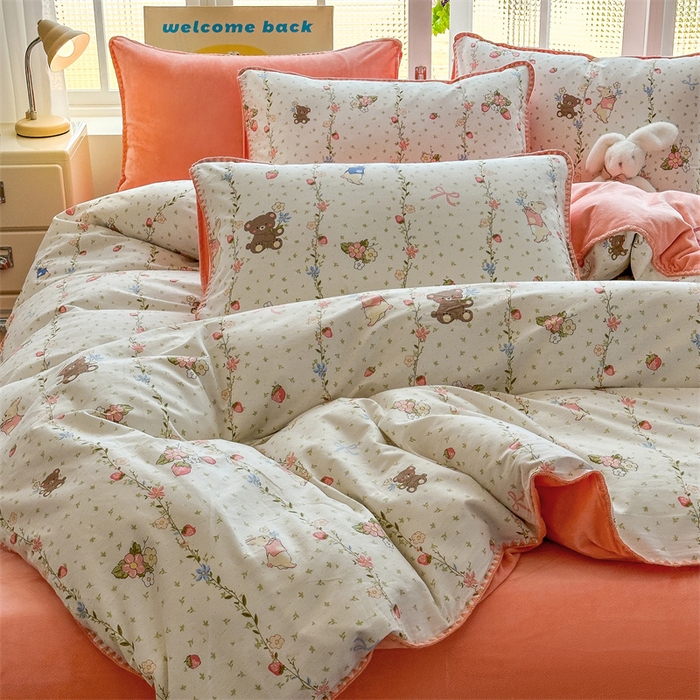 91家纺网 家纺一手货源 找家纺 2025新款三角针贝壳边棉加牛奶绒工艺款四件套 花香小兔