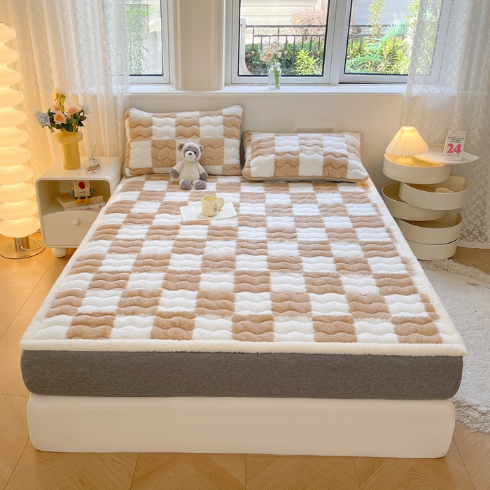 91家纺网 家纺一手货源 找家纺 2024秋冬加厚床垫床褥子北极绒印花泰迪绒床褥床护垫三件套-160g夹棉 棋盘格-奶咖