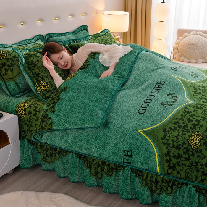 91家纺网 家纺一手货源 找家纺 阿亮家居 2024新款8.5斤保暖牛奶绒金貂绒床裙款四件套 绿野仙踪