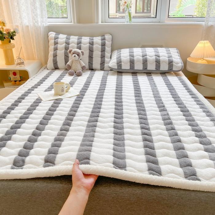 91家纺网 家纺一手货源 找家纺 2024秋冬加厚床垫床褥子北极绒印花泰迪绒床褥床护垫三件套-160g夹棉 条纹-灰色