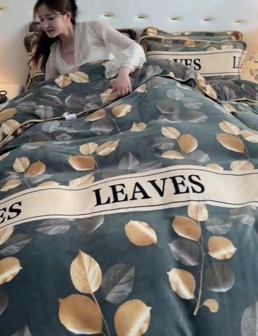 91家纺网 家纺一手货源 找家纺 阿亮家居 2024新款8.5斤保暖牛奶绒金貂绒床裙款四件套 落叶知秋