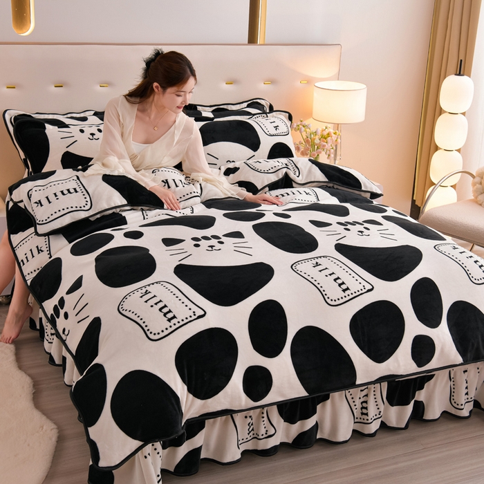 91家纺网 家纺一手货源 找家纺 阿亮家居 2024新款8.5斤保暖牛奶绒金貂绒床裙款四件套 牛奶猫咪