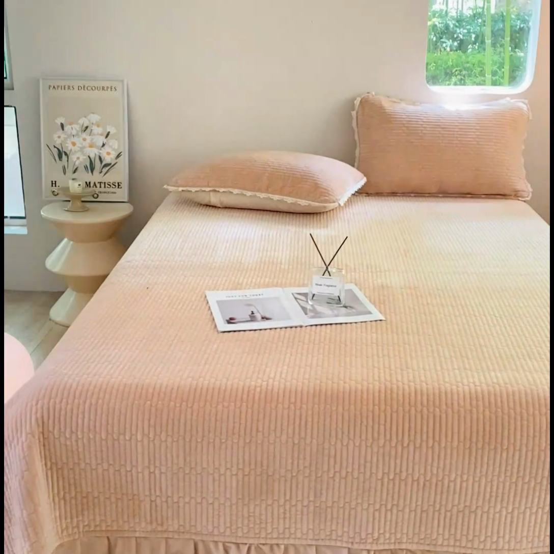 91家纺网 家纺一手货源 找家纺 胜权家纺 2024秋冬新款婴儿绒夹棉圆角花边简约风纯色牛奶绒床盖三件套 流绪花梦咖