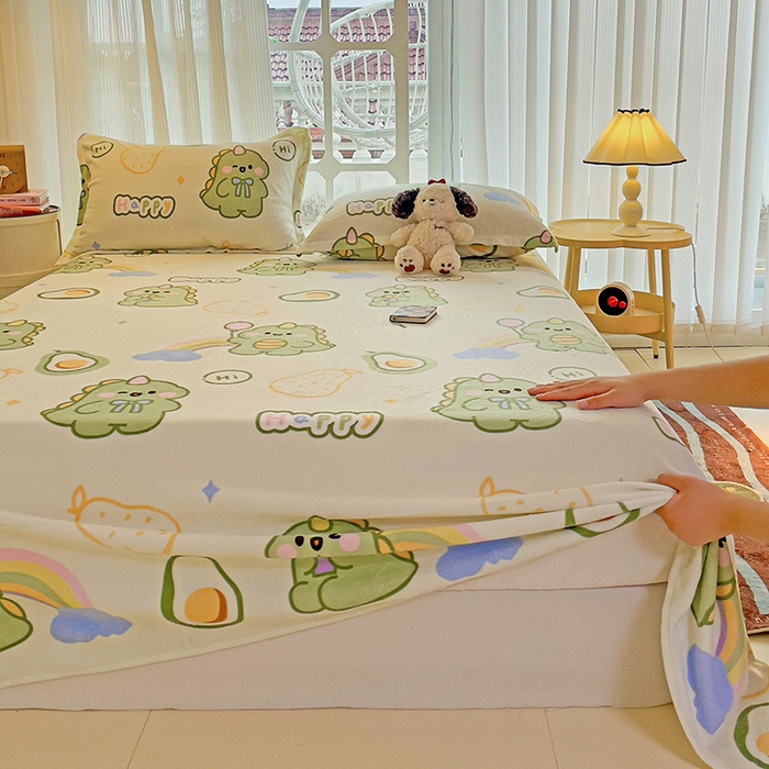 91家纺网 家纺一手货源 找家纺 名兮家居 2024新款时尚卡通风高克重牛奶绒床单-盖毯 彩虹奶龙