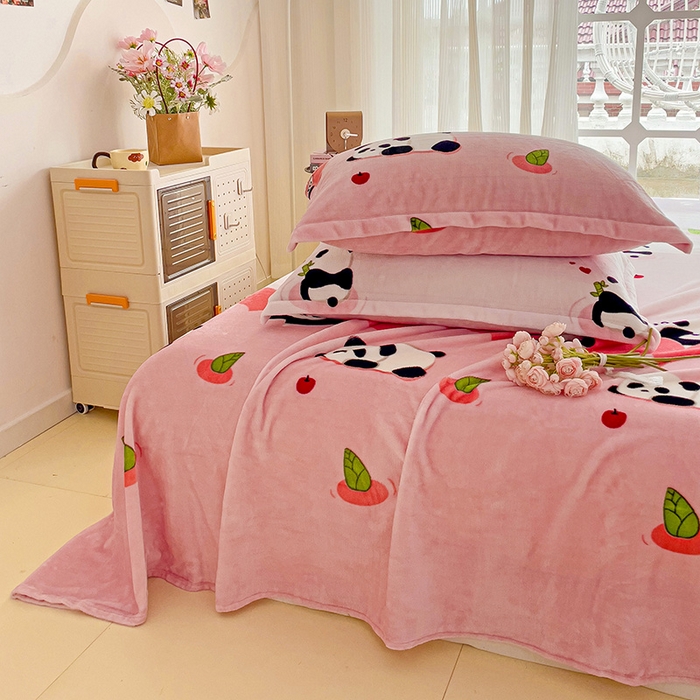 91家纺网 家纺一手货源 找家纺 名兮家居 2024新款时尚卡通风高克重牛奶绒床单-盖毯 彩虹熊猫-粉