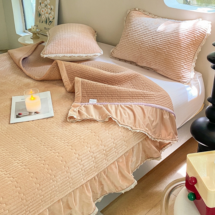 91家纺网 家纺一手货源 找家纺 胜权家纺 2024秋冬新款婴儿绒夹棉圆角花边简约风纯色牛奶绒床盖三件套 流绪花梦咖