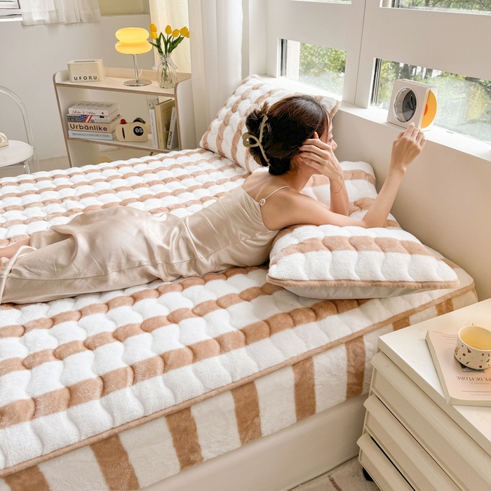 91家纺网 家纺一手货源 找家纺 2024秋冬新款A类北极绒加厚夹棉床笠+北极绒宽包边被套四件套（自然光图） 条纹-奶咖